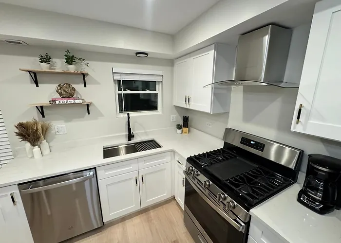 Bright & Spacious Duplex- Heart Of * Brookfield