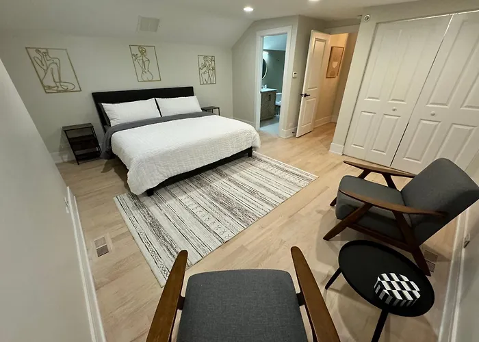 Bright & Spacious Duplex- Heart Of Apartamento Brookfield