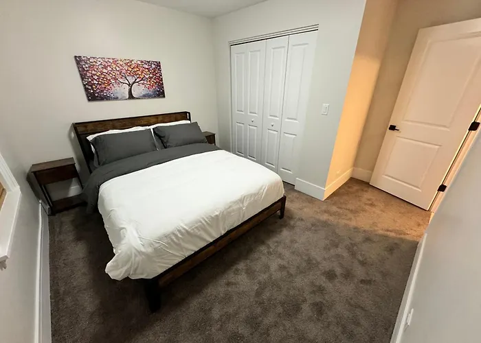 Bright & Spacious Duplex- Heart Of Brookfield