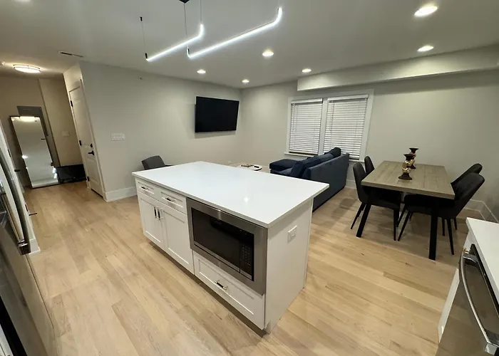 Bright & Spacious Duplex- Heart Of * Brookfield